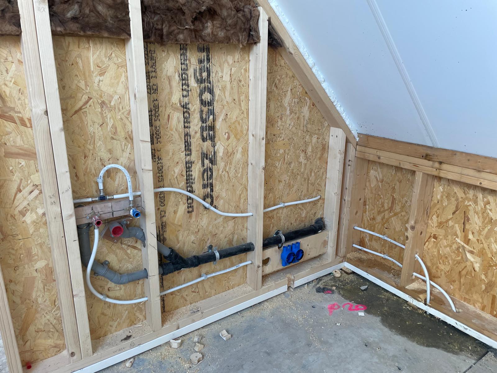 Leidingwerk voor badkamer op zolder, aangelegd door loodgieter KaVuRU in Zuid-Holland