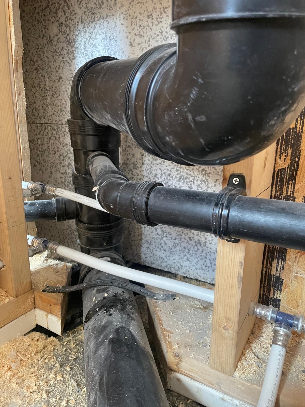 Rioleringswerk met PVC afvoerbuizen onder de vloer door loodgieter KaVuRU