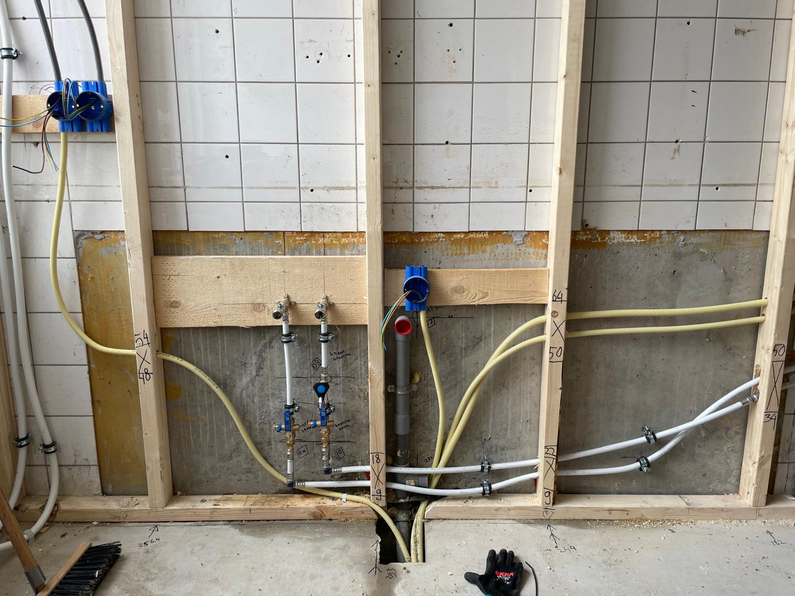 Sanitair aansluiting met waterleidingen en afvoer door loodgieter in Roelofarendsveen