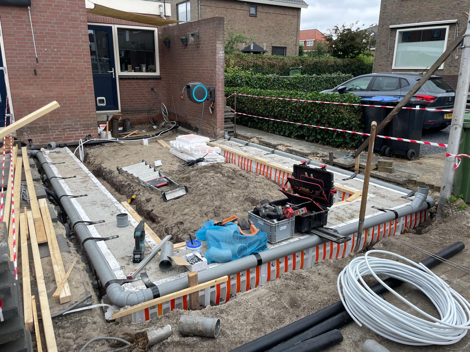 Timmerman Roelofarendsveen werkt aan fundering en leidingwerk voor aanbouw