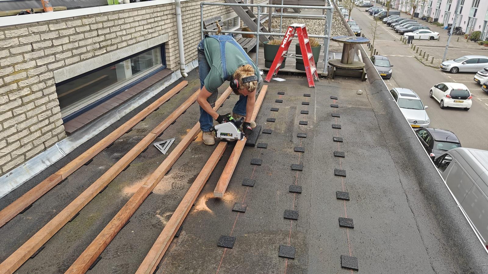 Timmerman Roelofarendsveen zaagt balken op maat voor onderconstructie dakterras