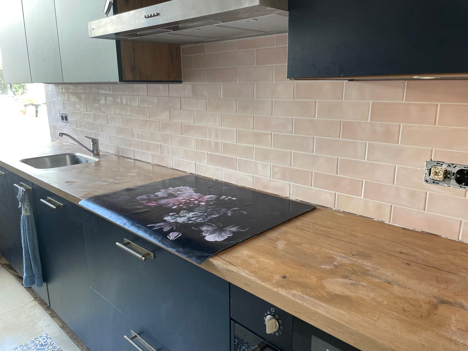 Timmerman Roelofarendsveen: opgeleverde keuken met houten werkblad en roze metrotegels