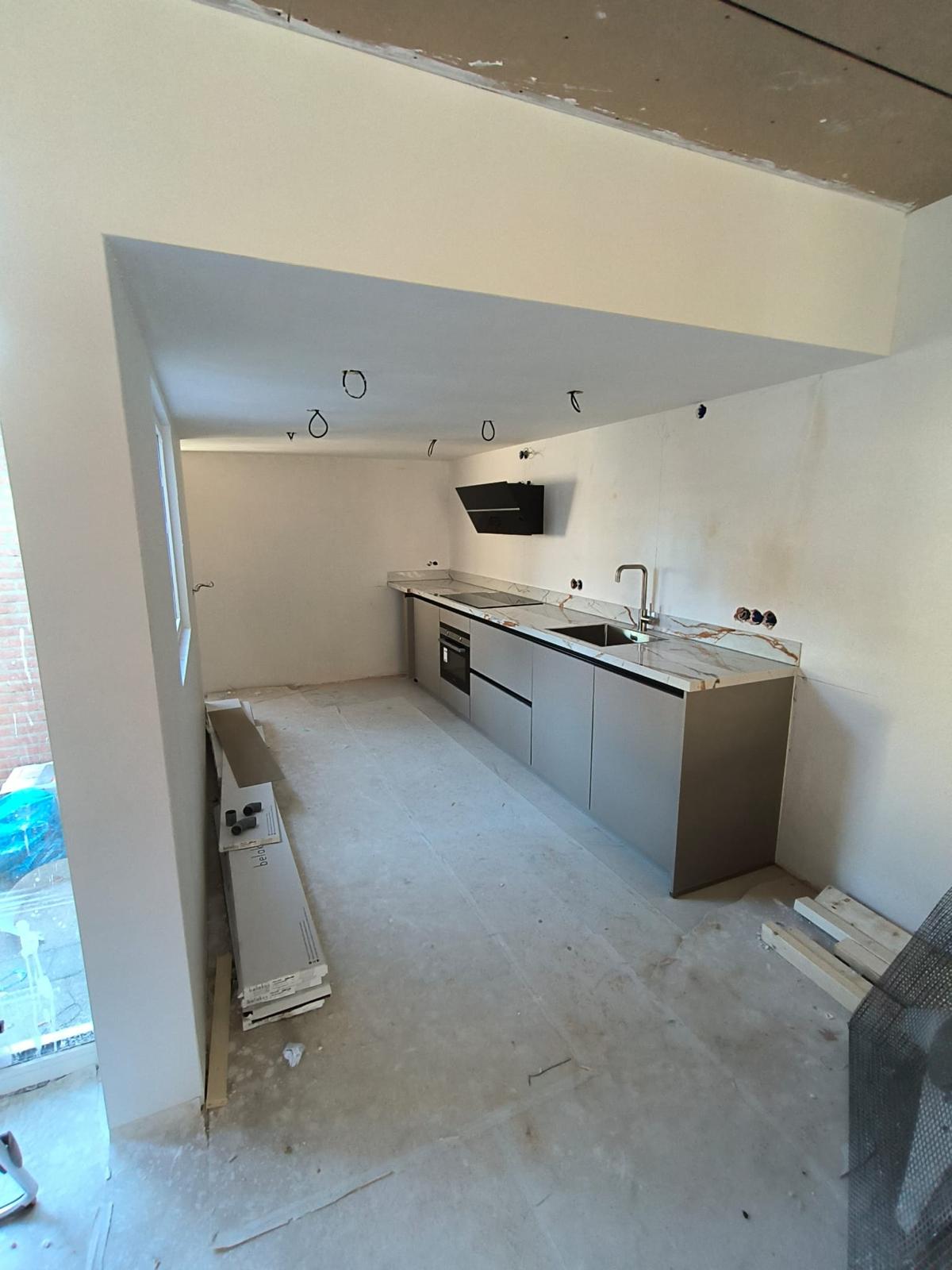 Timmerman Roelofarendsveen: nieuwe keuken met geplaatste wanden en gladgewerkte gipsplaten klaar voor oplevering