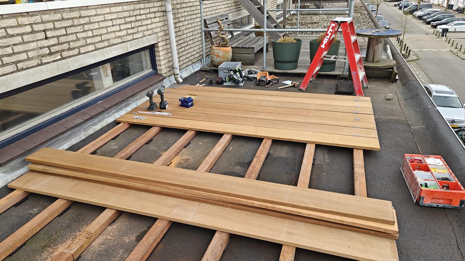 Timmerman Zuid-Holland plaatst hardhouten dakterras met onzichtbare bevestiging