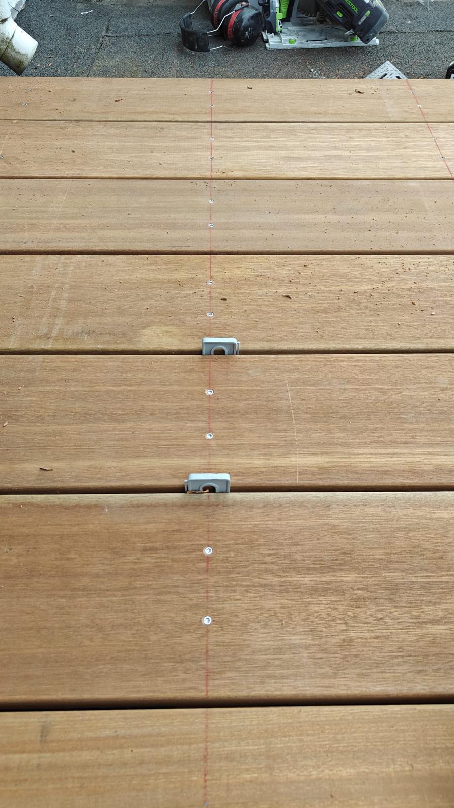 Detail van hardhouten vlonder met RVS clips door timmerman in Zuid-Holland