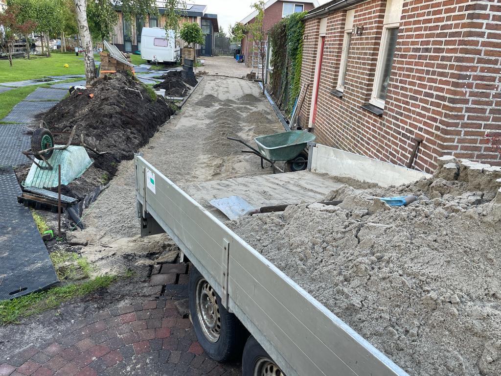 Voorbereiding bestrating met zandbed en kantopsluiting in Roelofarendsveen