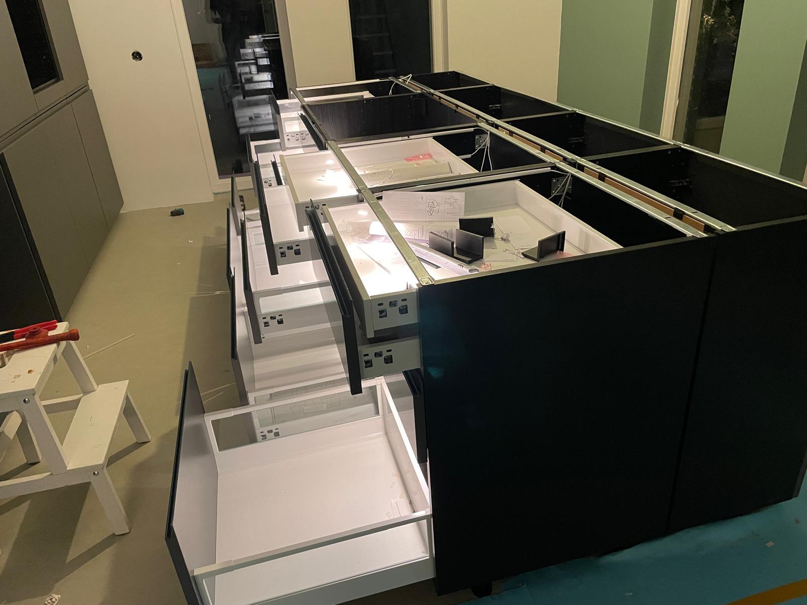 Keukenkasten in opbouw met lades en geleiders