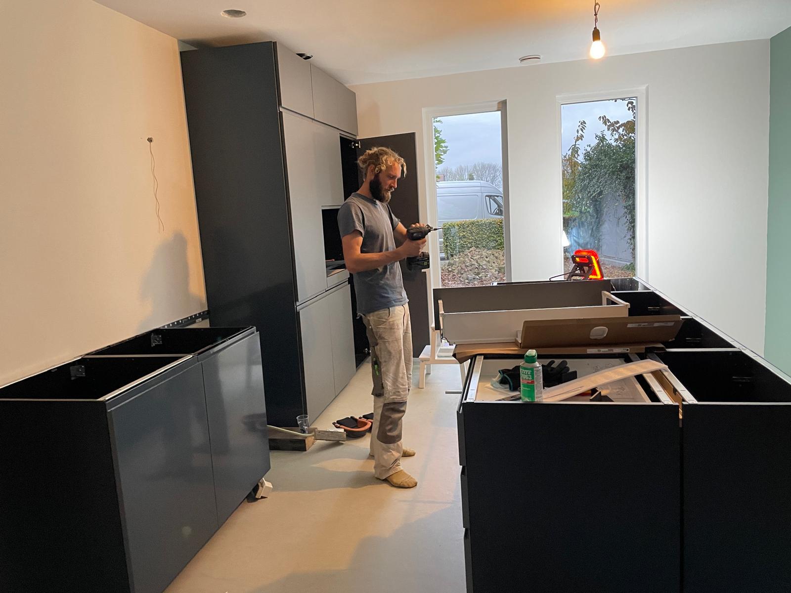 Kars van Ruiten aan het werk in een keuken in Roelofarendsveen